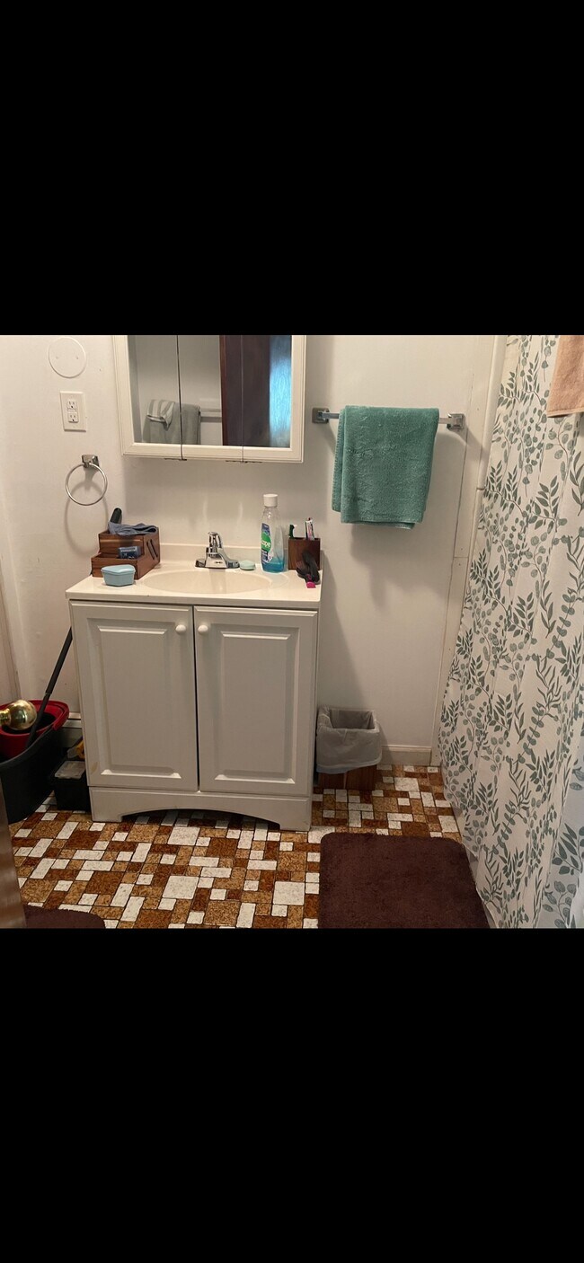 Building Photo - 8 Hideaway Ln