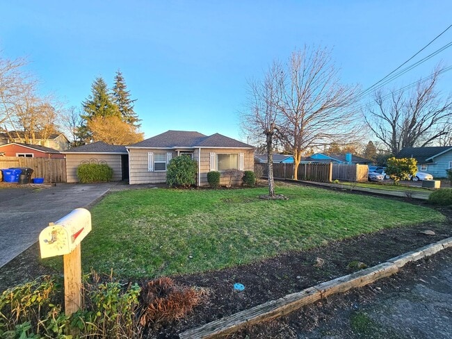 Building Photo - 2 Bedroom, 1 Bath House in Oregon City