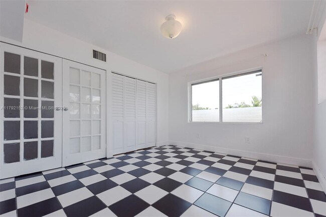 Building Photo - 2250 Bay Dr