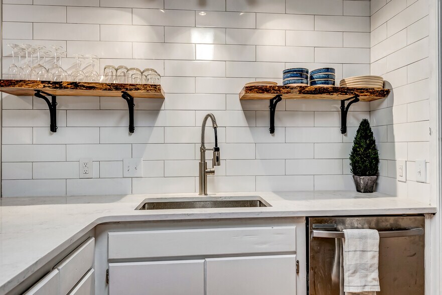 Building Photo - 705 N Dryden Cir