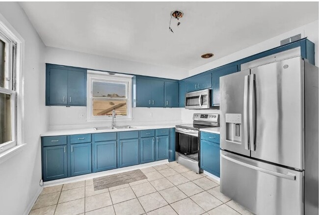 Building Photo - Charming Move-In Ready Home in a Quiet Milwaukee Neighborhood