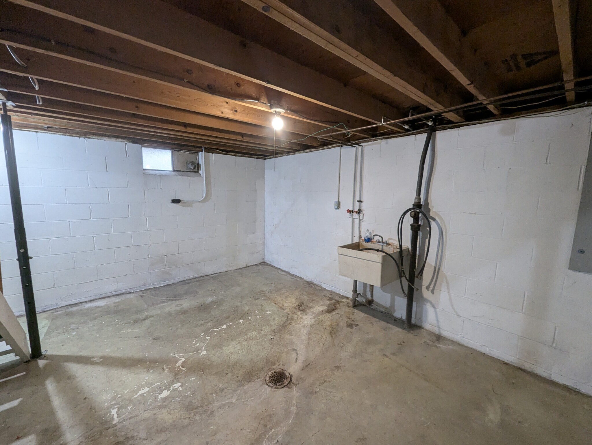 Laundry hook ups. Electric dryer - 1363 Wertz Ave SW