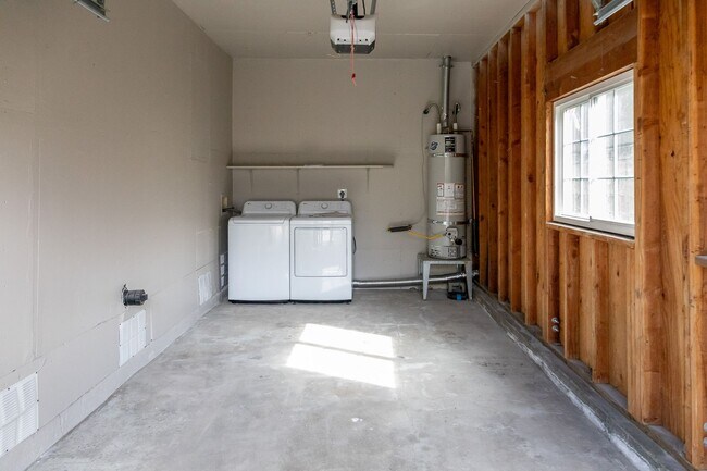 Building Photo - 1000-1006 Tilton