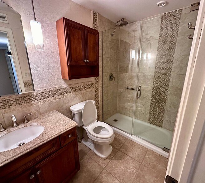 Building Photo - 6102 Knoll Valley Dr