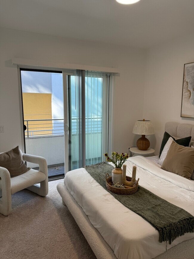 Building Photo - 239 S Marengo Ave