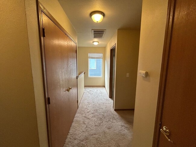 Building Photo - Beautiful 4 bd 2.5 bath w/ 2-car Garage Ho...