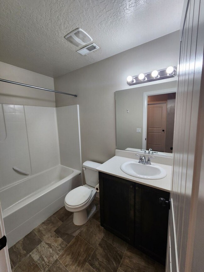 Building Photo - Charming Townhome