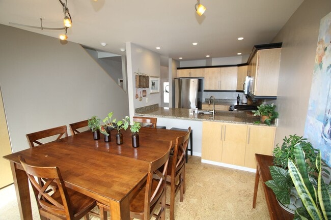 Building Photo - 3 Bedroom Townhouse!
