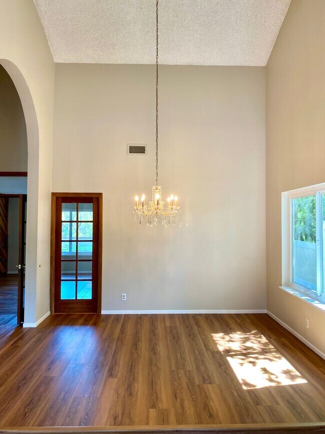 Building Photo - Amazing 4-bedroom home with a view, Availa...