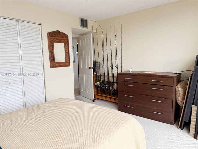 Building Photo - 800 Parkview Dr