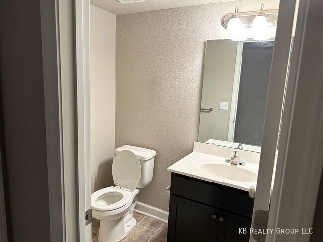 Building Photo - 2 Bed Townhome in Belton; Raymore-Peculiar...