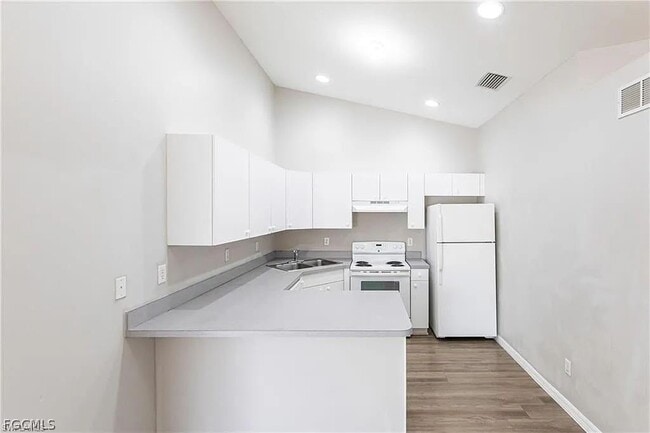 Building Photo - 2130 NE 8th Pl