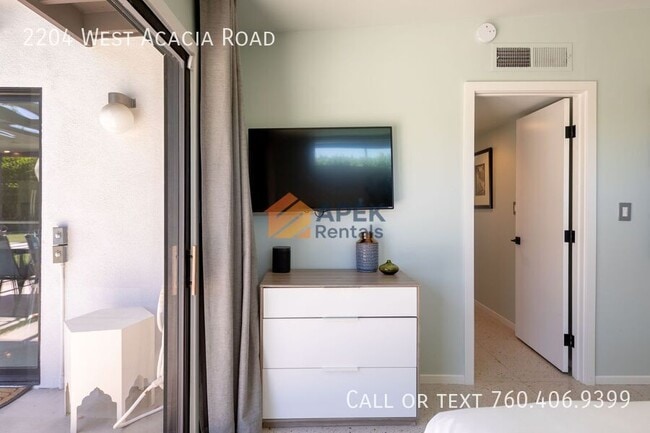 Building Photo - 2204 W Acacia Rd