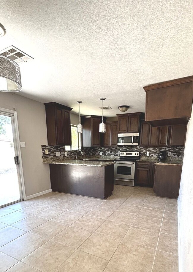 Building Photo - Updated rental