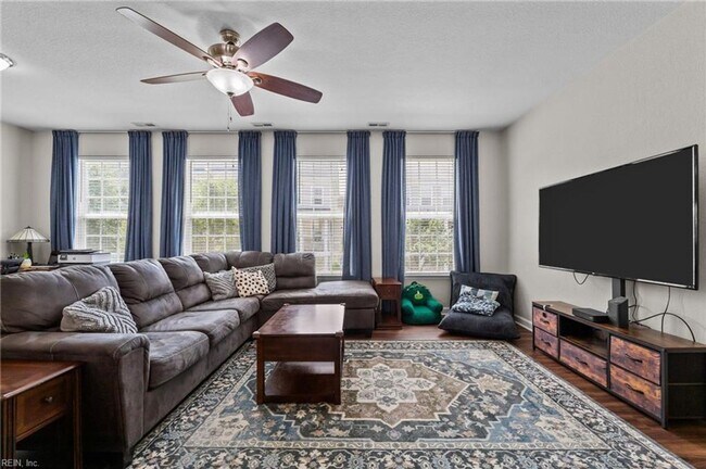 Building Photo - 3 Story Townhouse-style Condo Near Town Ce...