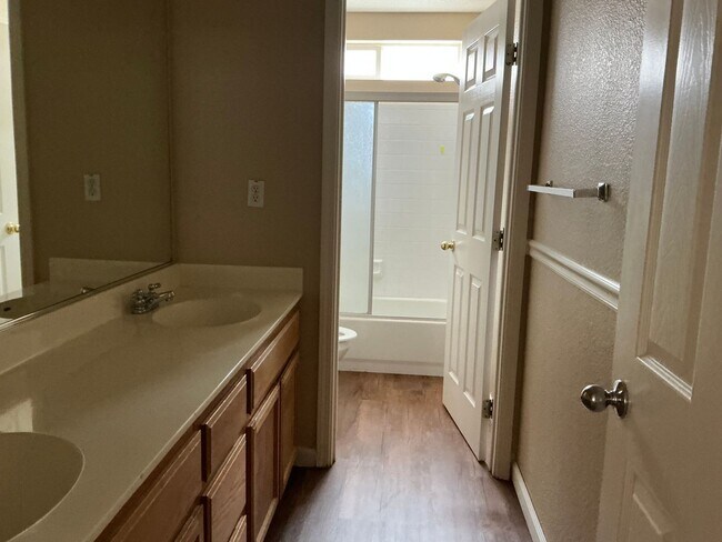 Building Photo - Four bedroom beauty