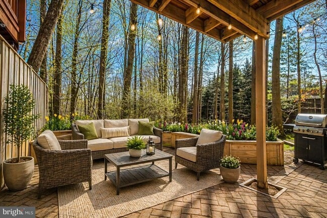 Building Photo - 9929 Hemlock Woods Ln