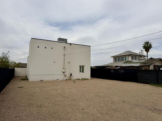 Building Photo - 2029 W Adams St