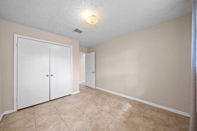 Building Photo - 11111 Longcommon Dr