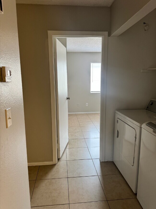Building Photo - 3 Bed / 2 Bath Apartment Available in East Las Vegas