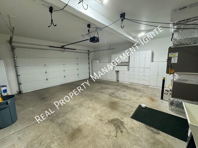 Building Photo - Immaculate Westside Home in the Pine Trees