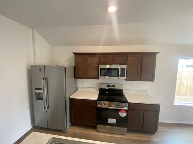 Building Photo - 4 Bedroom, 2 Bathroom home in Valley View School District!