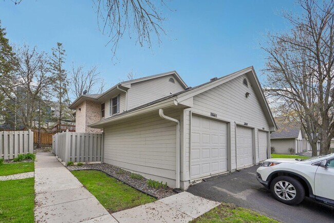 Building Photo - 18669 Clear View Ct
