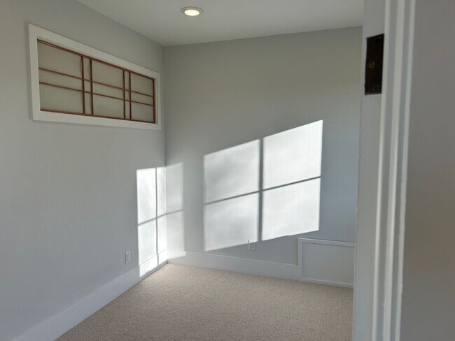 Building Photo - 2015 Franklin Ave E