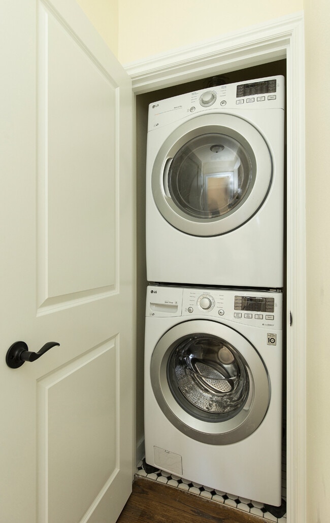 Building Photo - Charming 2 Bed / 1 Bath Top Floor, South-Facing Apartment w/ Roof Deck One Month Free Rent