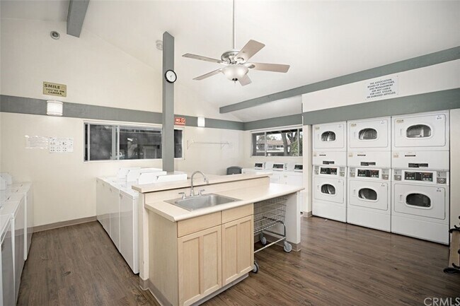 Building Photo - 323 Streamwood-