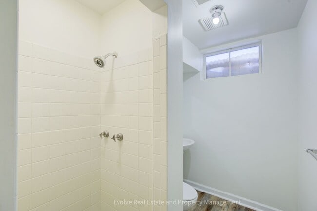 Building Photo - Evolve Real Estate: Welcome to This Spacious 5 Beds/2 Baths Single Family Residence With Great La...