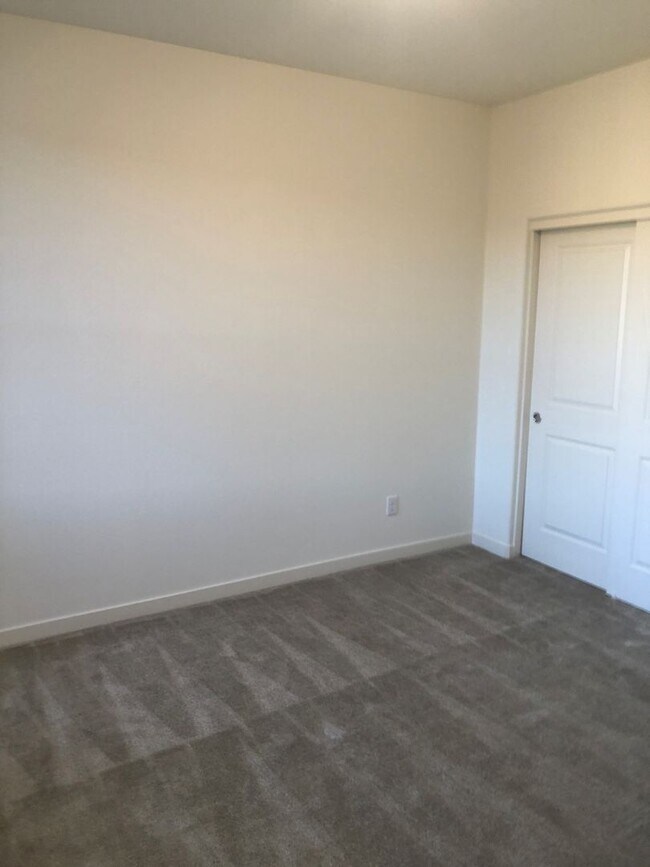 Building Photo - CORNER LOT - END UNIT - NO YARD TO MAINTAIN - GRANITE - STAINLESS - GATED