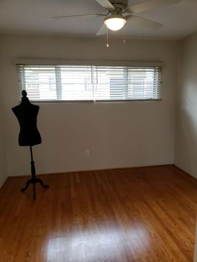 Building Photo - Vintage 1 Bedroom in Kensington with priva...