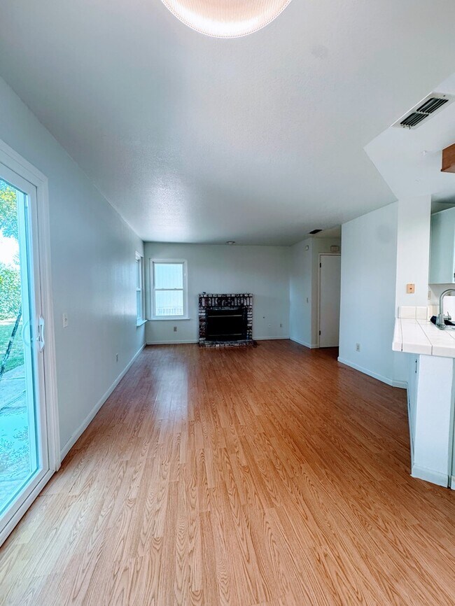 Building Photo - Welcome to this stunning 3-bedroom, 2.5-ba...