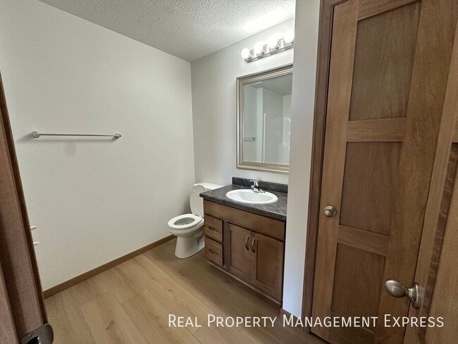 Building Photo - Modern 3 Bedroom 2.5 Bathroom Townhome