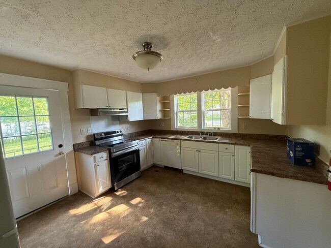 Building Photo - Charming 2 Bedroom / 1 Bathroom Home Near Downtown Pell City & Logan Martin Lake