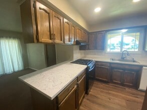 Building Photo - Large Lot, quiet street, spacious home, ready for move in today!