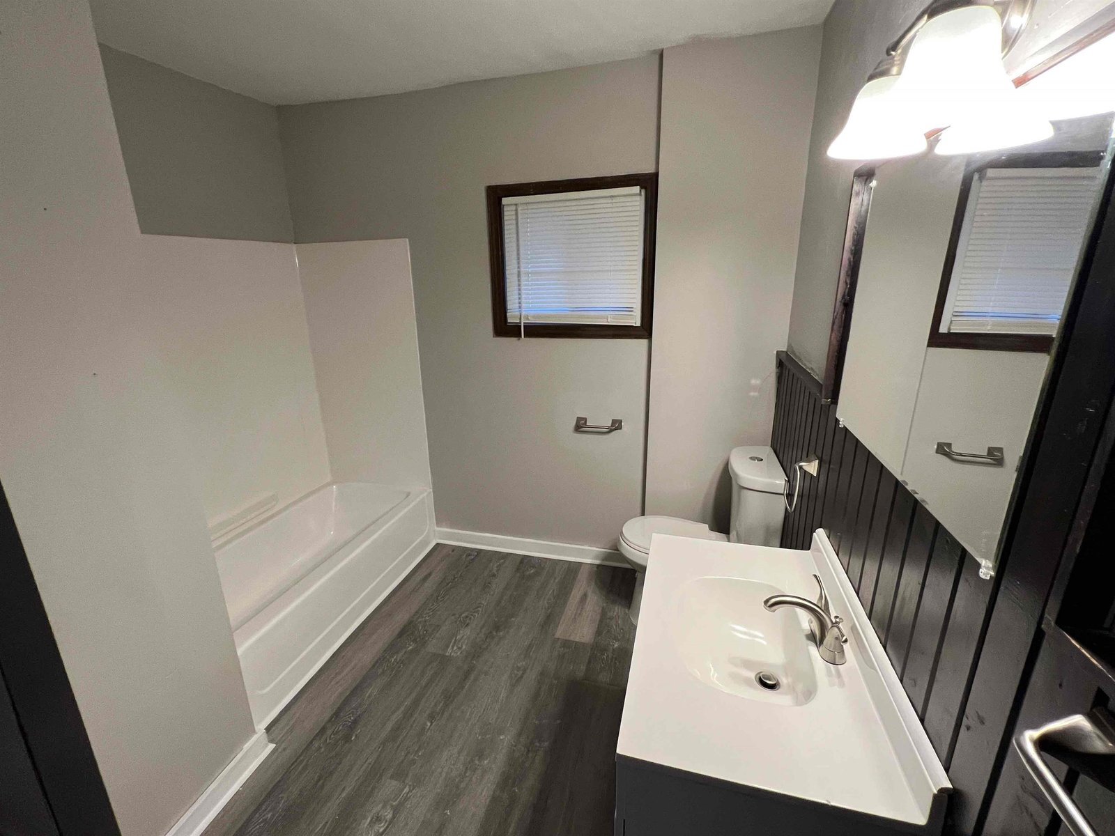 Building Photo - 1027 Delia Ave