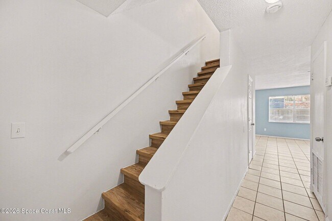 Building Photo - 1734 Avocado Ave