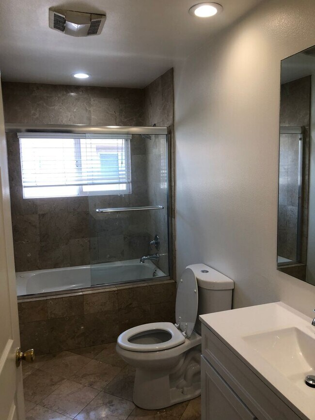Building Photo - Beautiful Townhouse 4bd 3.75ba w/balconies...