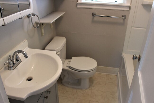 Building Photo - Clean 2 bedroom 1 bath by Columbia River Marina!