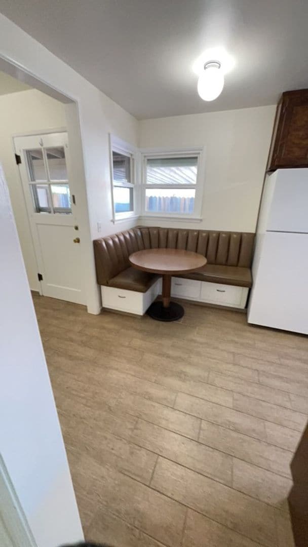 Building Photo - 2BD/1BATH - NORTHWEST GARAGE, LANDSCAPED YARD & WASHER/DRYER HOOKUP