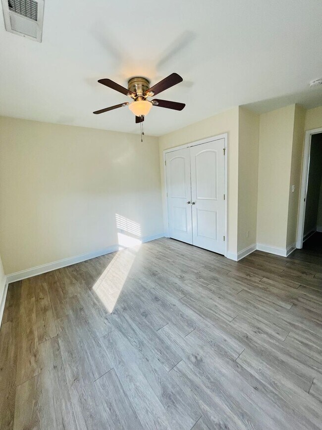 Building Photo - Nice 2 Bedroom, 2.5 Bath Townhouse