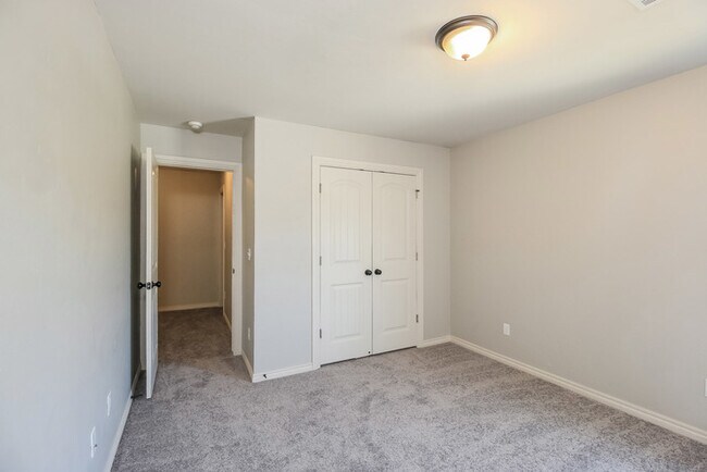 Building Photo - Beautiful Home!