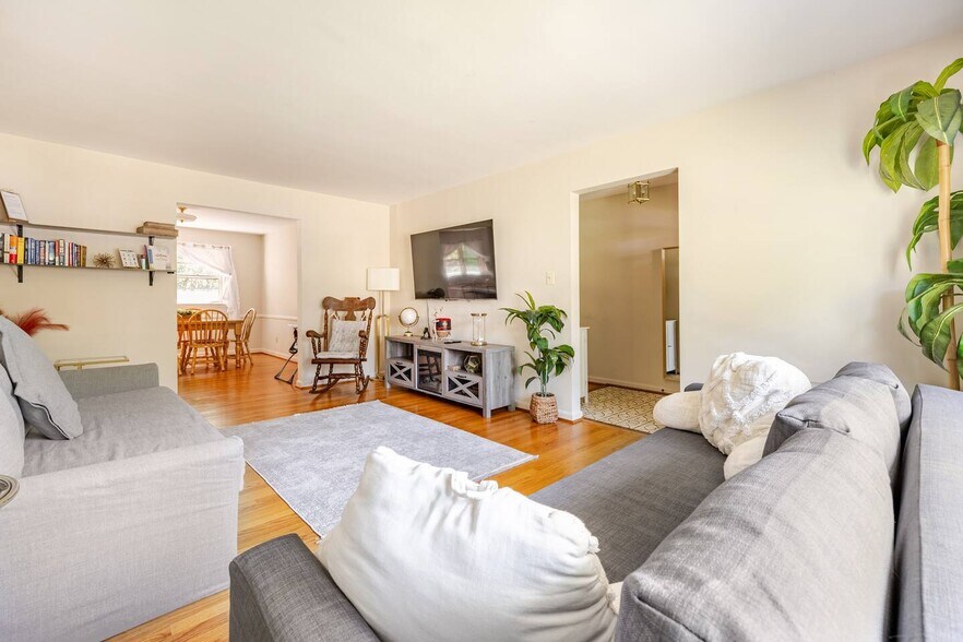 Building Photo - 7527 Fairwood Ln