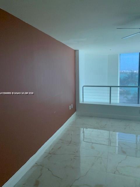 Building Photo - 2000 Bay Dr