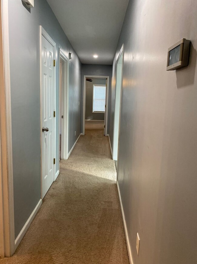 Building Photo - 3 bedroom, 2 bathroom Home in Hampstead