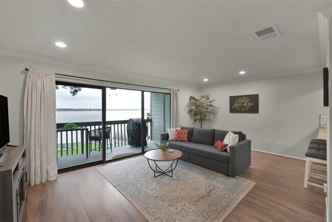 Building Photo - 3900 Aspen Dr