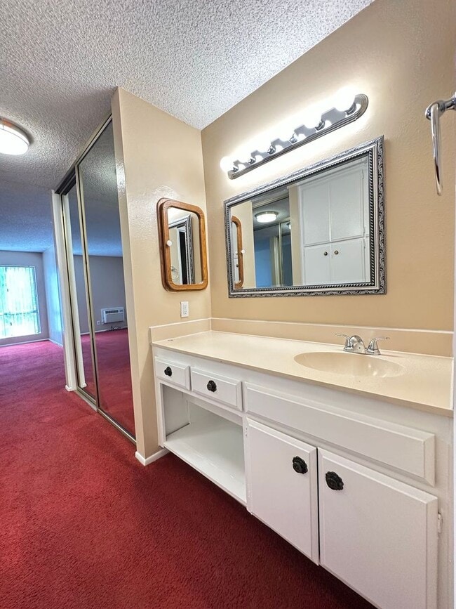 Building Photo - Long Beach 2 bed 2 bath - 2 Car Gar - Gated Community - Great Amenities!