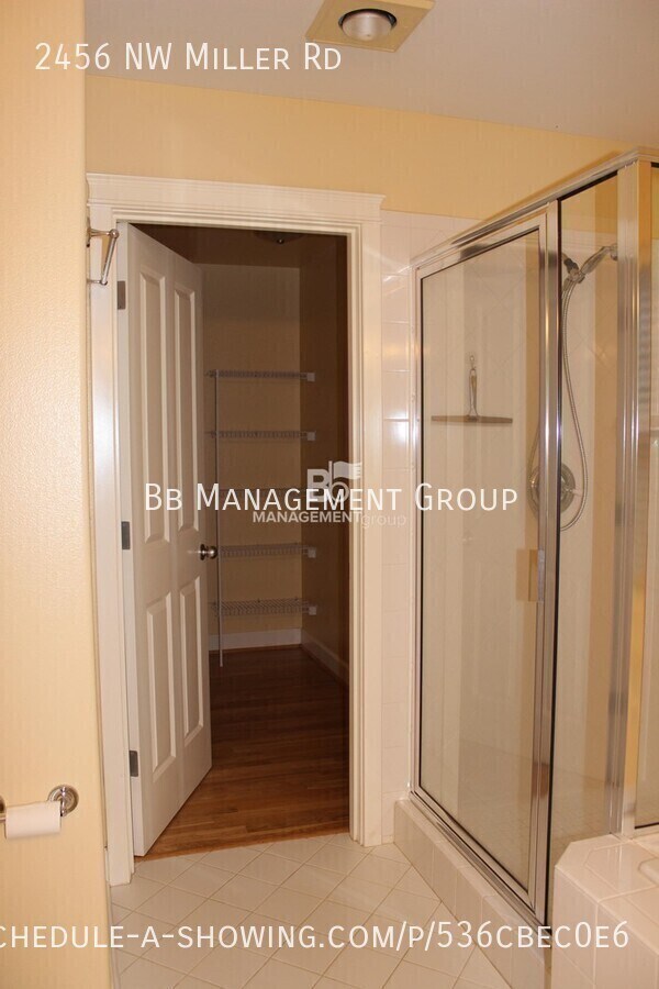 Building Photo - Light & Bright Forest Heights Home- Hardwo...